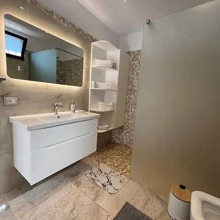 Muradie 2 Bedroom House וילה Vlorë