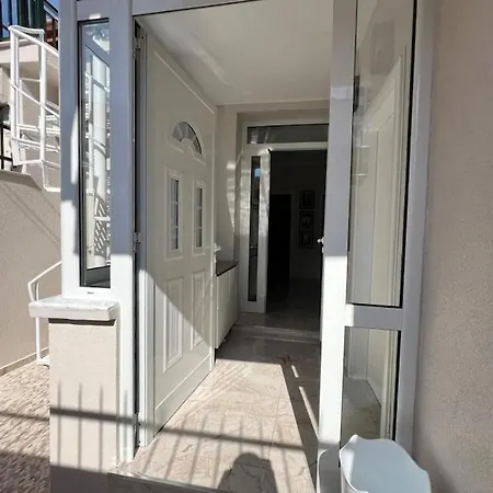 Muradie 2 Bedroom House וילה Vlorë
