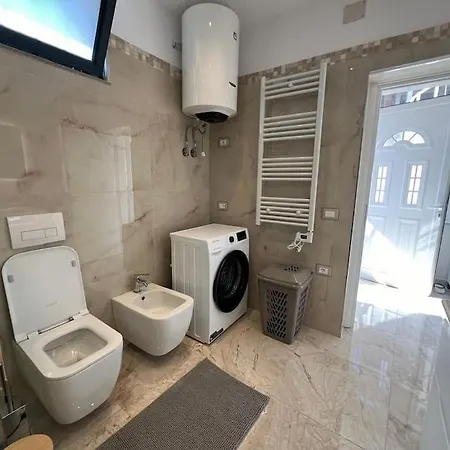 Muradie 2 Bedroom House וילה Vlorë